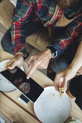 Ehepaar frühstückt in einem Café und benutzt ein digitales Tablet - DAPF000102