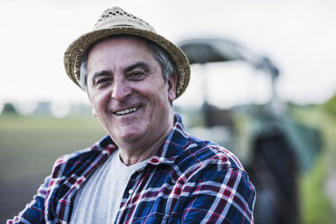 Portrait of smiling farmer - UUF007338