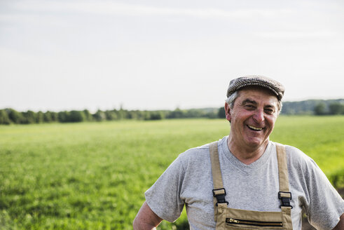 Porträt eines lächelnden Bauern auf einem Feld - UUF007351