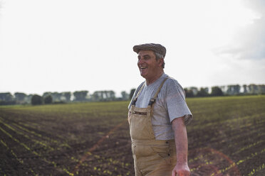 Lächelnder Bauer auf einem Feld - UUF007352