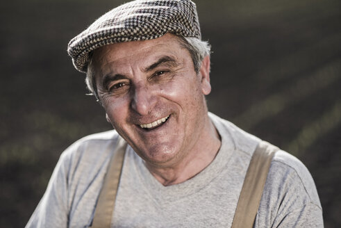 Porträt eines lächelnden Bauern auf einem Feld - UUF007353