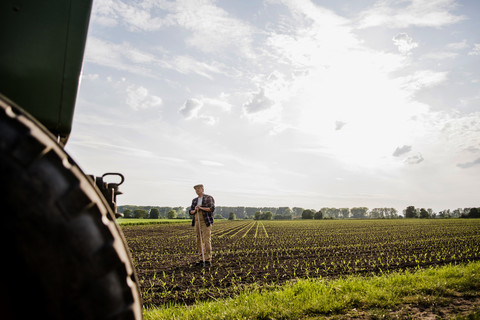 Landwirt auf einem Feld, lizenzfreies Stockfoto