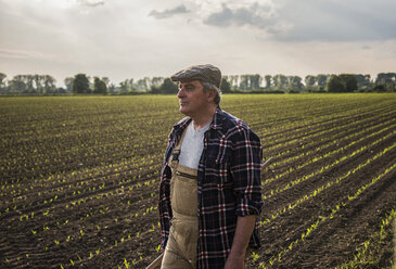 Landwirt auf einem Feld - UUF007359