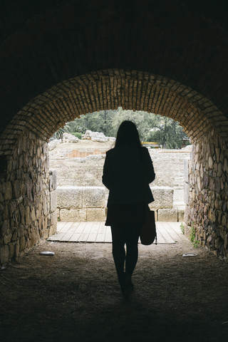 Spanien, Merida, Rückenansicht einer Frau in einem Tunnel, lizenzfreies Stockfoto