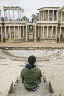 Spanien, Merida, Rückenansicht eines Mannes, der vor einem römischen Theater sitzt - ABZF000523