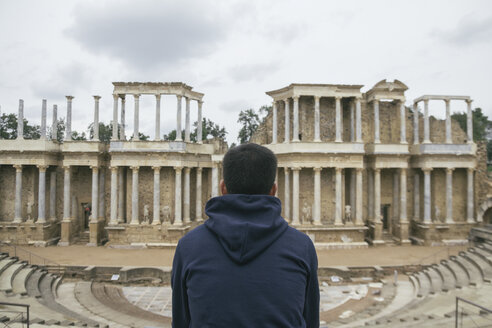Spanien, Merida, Rückenansicht eines Mannes, der vor einem römischen Theater sitzt - ABZF000525