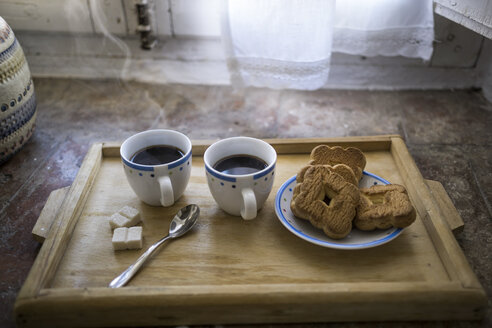 Holztablett mit zwei Tassen Kaffee und Keksen - RIBF000396