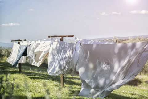 Italien, Wäsche trocknet auf der Wäscheleine, lizenzfreies Stockfoto