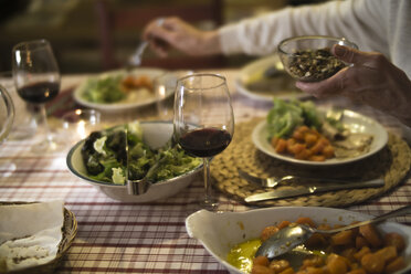 Gedeckter Tisch zum Abendessen mit Rotwein - RIBF000408