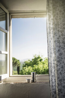 Espressokanne und Kaffeetasse am Fenster - RIBF000412