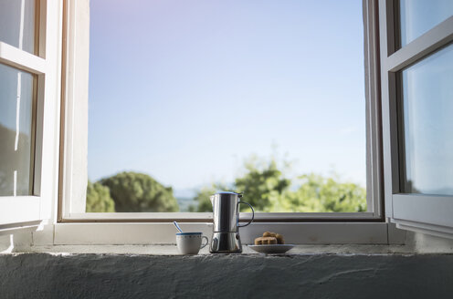 Espressokanne, Kaffeetasse und Gebäck am Fenster - RIBF000413