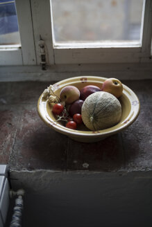 Schale mit Obst und Tomaten auf der Fensterbank - RIBF000415