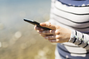 Woman's hands holding smartphone - GIOF001039