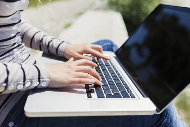 Frau mit Laptop, Nahaufnahme - GIOF001044