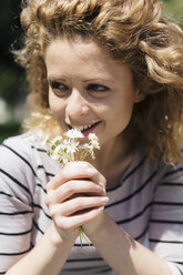 Portrait of woman with daisies - GIOF001046