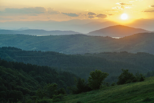 Bulgarien, Rhodopengebirge bei Sonnenuntergang - BZF000286