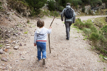 Vater und Sohn wandern auf einem Feldweg - VABF000486