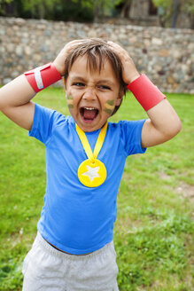 Kleiner Junge mit Medaille um den Hals schreit - VABF000497