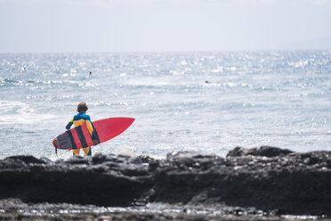 Spanien, Teneriffa, junger Surfer mit Surfbrett - SIPF000497