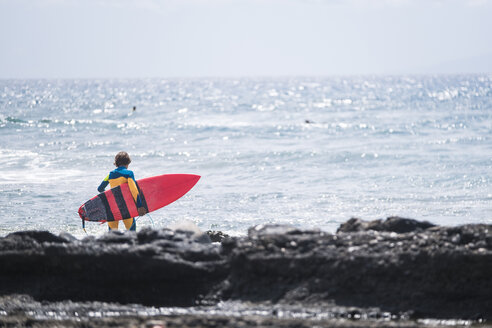 Spain, Tenerife, young surfer with surfboard - SIPF000497