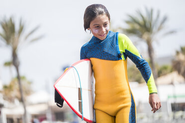 Spanien, Teneriffa, junger Surfer mit Surfbrett - SIPF000498