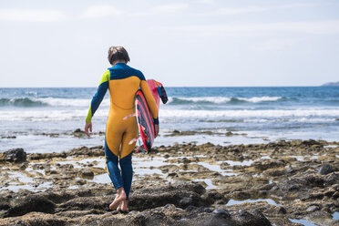 Spanien, Teneriffa, junger Surfer mit Surfbrett - SIPF000499
