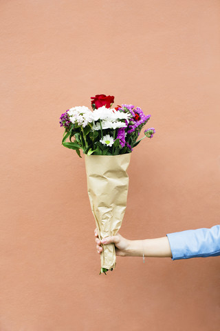 Frau hält Blumenstrauß, lizenzfreies Stockfoto