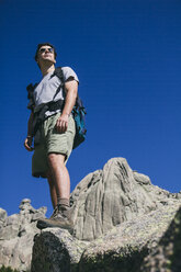 Spanien, Wanderer mit Rucksack, Regionalpark La Pedriza - ABZF000540