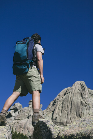 Spanien, Wanderer mit Rucksack im Regionalpark La Pedriza, lizenzfreies Stockfoto