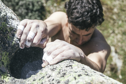 Hände eines Kletterers mit Klebepflaster und Kreide beim Bouldern, lizenzfreies Stockfoto