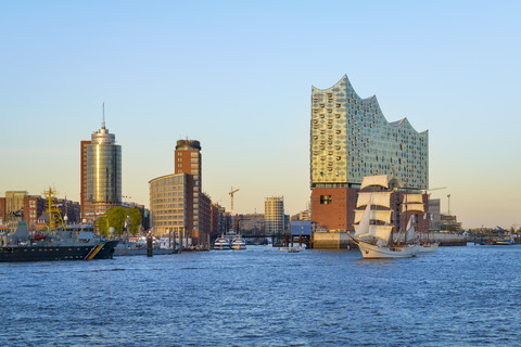 Deutschland, Hamburg, Hafencity mit Elbphilharmonie, lizenzfreies Stockfoto