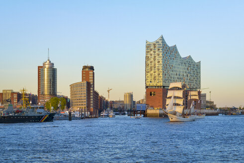 Deutschland, Hamburg, Hafencity mit Elbphilharmonie - RJF000582