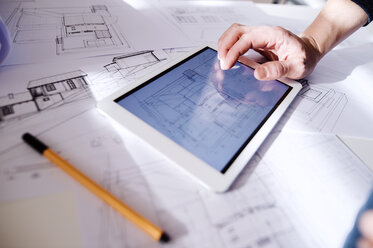 Architekt mit digitalem Tablet - HAPF000413