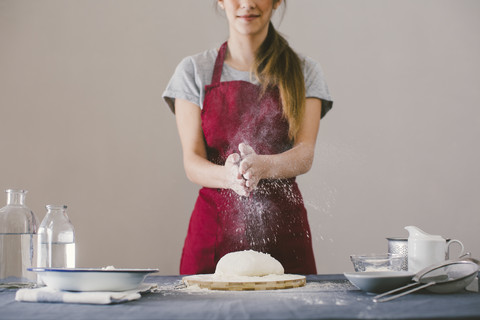 Frau bereitet hausgemachtes Brot zu, lizenzfreies Stockfoto