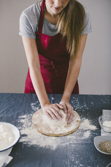 Frau bereitet hausgemachtes Brot zu - EBSF001386