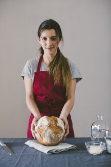 Frau mit selbstgebackenem Brot - EBSF001393
