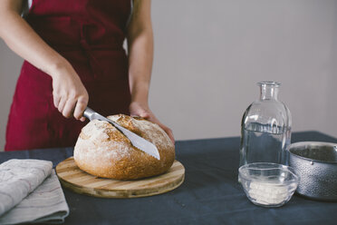 Frau schneidet frisches handgemachtes Brot - EBSF001395