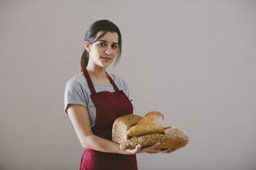 Frau mit verschiedenen hausgemachten Brotsorten - EBSF001398