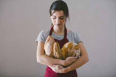 Frau mit selbstgebackenem Brot - EBSF001399