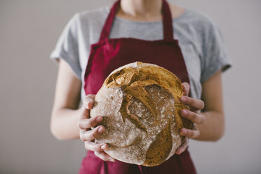 Frau hält handgemachtes Brot - EBSF001401