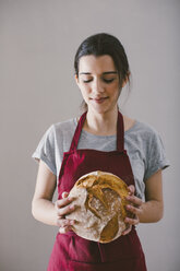 Frau hält handgemachtes Brot - EBSF001402