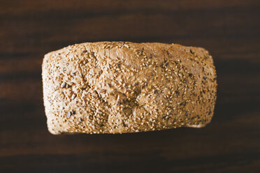 Handgemachtes Brot mit Samen auf Holz - EBSF001403