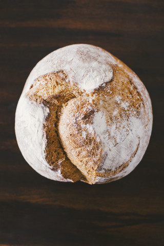 Rustikales handgemachtes Brot auf Holz, lizenzfreies Stockfoto