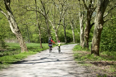 Mother and daughter on bicycles - JEDF000275