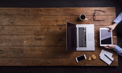 Man working with tablet pc at desk - HAPF000447