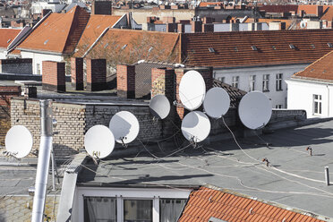 Deutschland, Berlin, Dachterrasse mit Satellitenschüsseln - ZMF000474