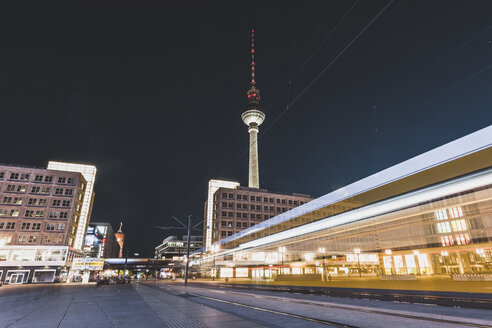 Deutschland, Berlin, Alexanderplatz und Fernsehturm bei Nacht, Lichtspur der Straßenbahn - ZMF000475