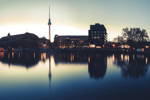 Deutschland, Berlin, Fernsehturm, Spree und Wasserspiegelung am Abend - ZMF000477