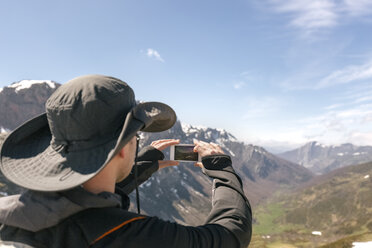 Spanien, Asturien, Somiedo, Mann fotografiert in den Bergen - MGOF001848