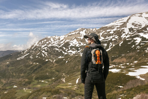 Spanien, Asturien, Somiedo, Mann beim Wandern in den Bergen - MGOF001850